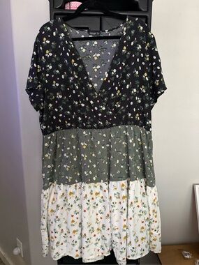 Floral Tiered V-Neck Women’s Top - Black/Olive/White